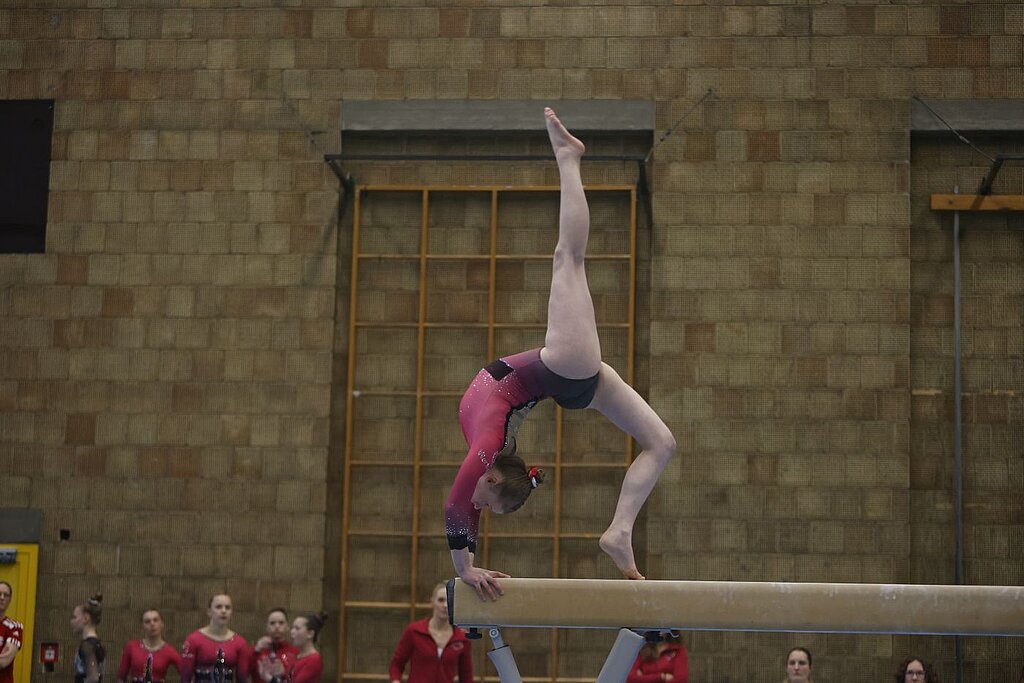 Sofia Simonow - Flick Flack am Schwebebalken