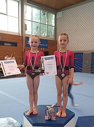 Altersklasse 8 (v.l.n.r): Lea Brecht (GSV Eintracht Baunatal) und Emilia Asselborn (TSG Sandershausen)