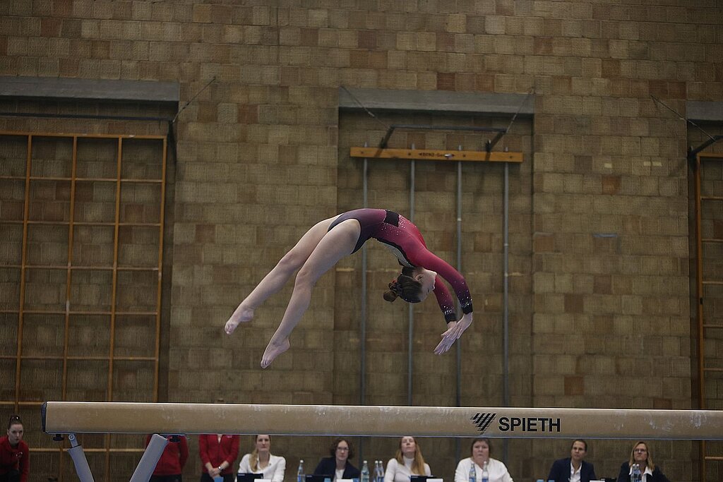 Sofia Simonow - Freies Rad am Schwebebalken