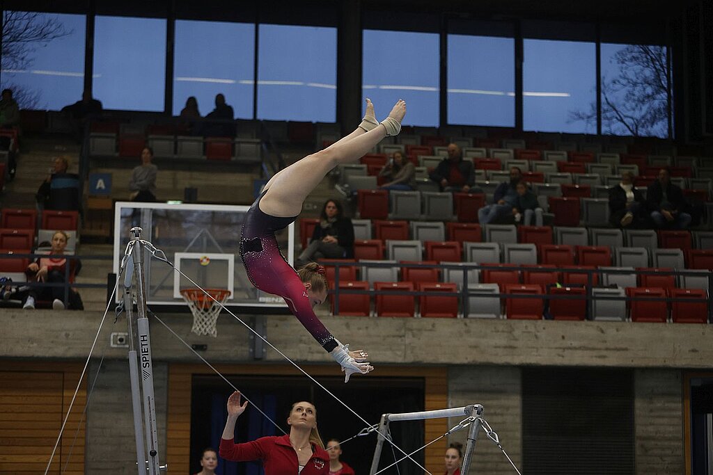 Laurana Schachtschneider - Pak-Salto am Stufenbarren