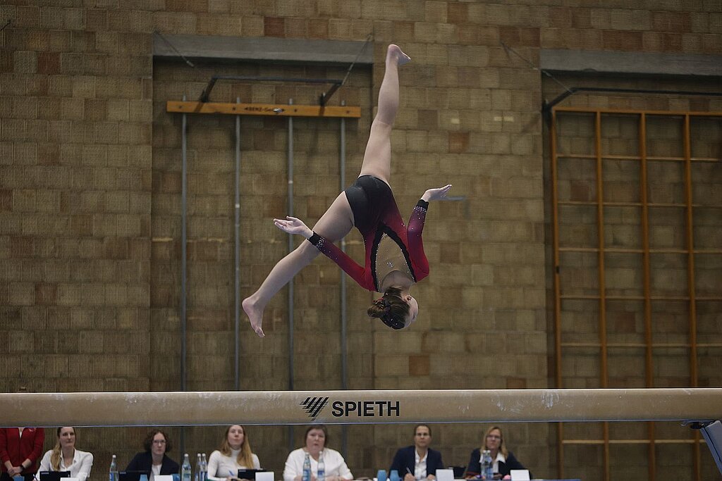 Laura Aschenbrenner - Kosackendrehung am Schwebebalken