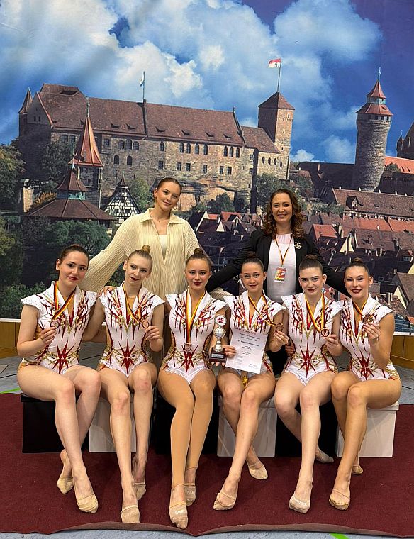 Sitzend von links: Evelyn Spilewski, Yelyzaveta Ieremieieva, Nkol Serhushyna, Kateryna Shcherbak, Eva Eberts, Kristina Sharafian; stehend von links: Katharina Pfeifer, Oxana Klöpfer-Welker